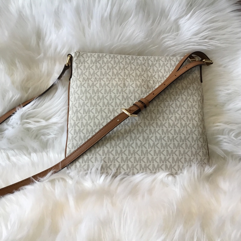 NWT Michael Kors the Bedford flat crossbody bag - Picture 6 of 7